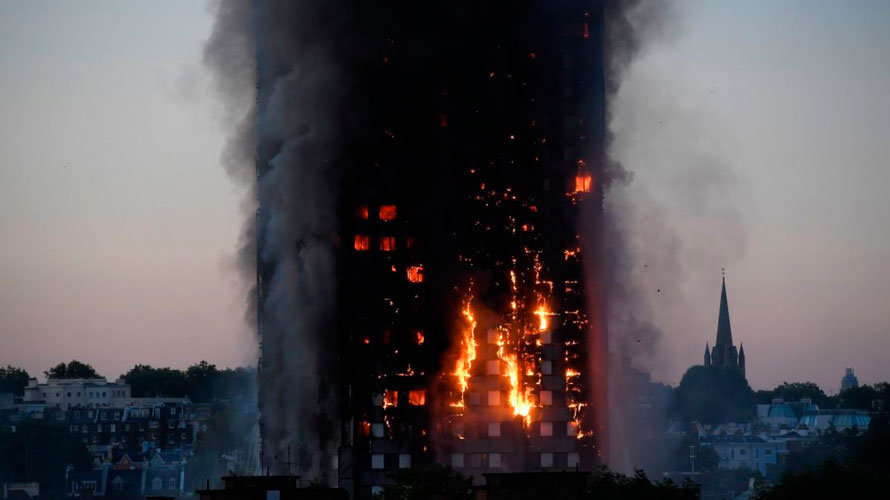 Un espectacular incendio en Londres se ha 'tragado' un rascacielos de casi 30 plantas. Twitter