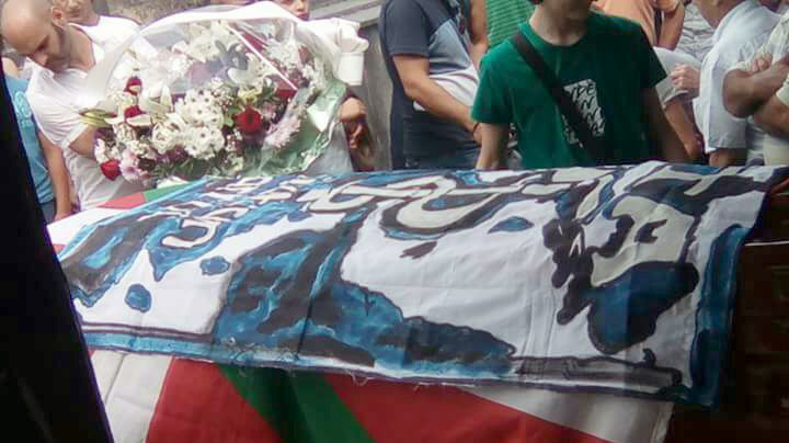 Una imagen del funeral conel féretro envuelto en una bandrera de ETA