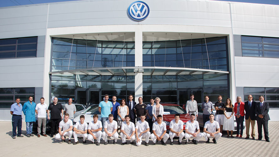 Los participantes en el acto junto a los cuatro Volkswagen Polo entregados a los centro de Formación Profesional.