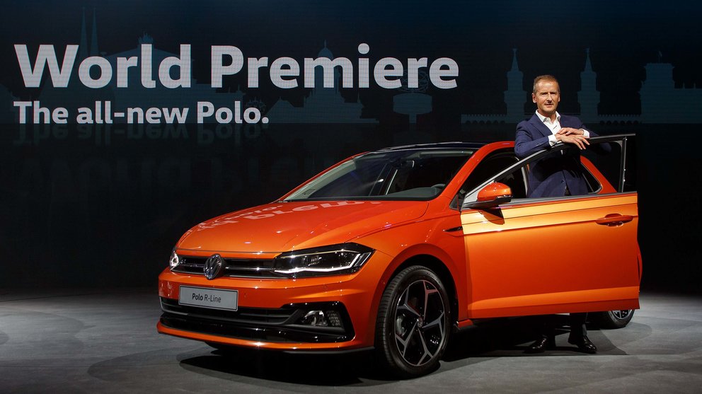 El consejero delegado de Volkswagen, Herbert Diess, junto al nuevo Polo. VW