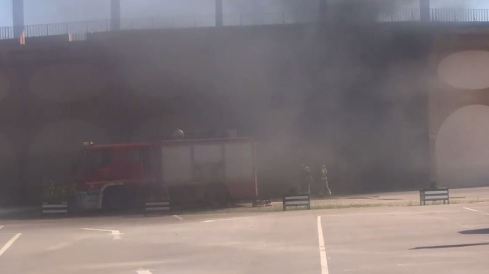 Incendio declarado en la plaza de toros de Ejea de los Caballeros al comenzar a arder un coche aparcado en su interior