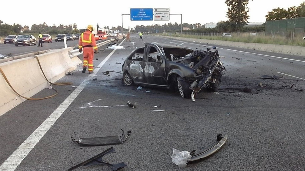 Imagen del accidente mortal en el que un coche se ha salido de la autovía A-7 y se ha calcinado EUROPA PRESS CONSORCI DE BOMBEROS