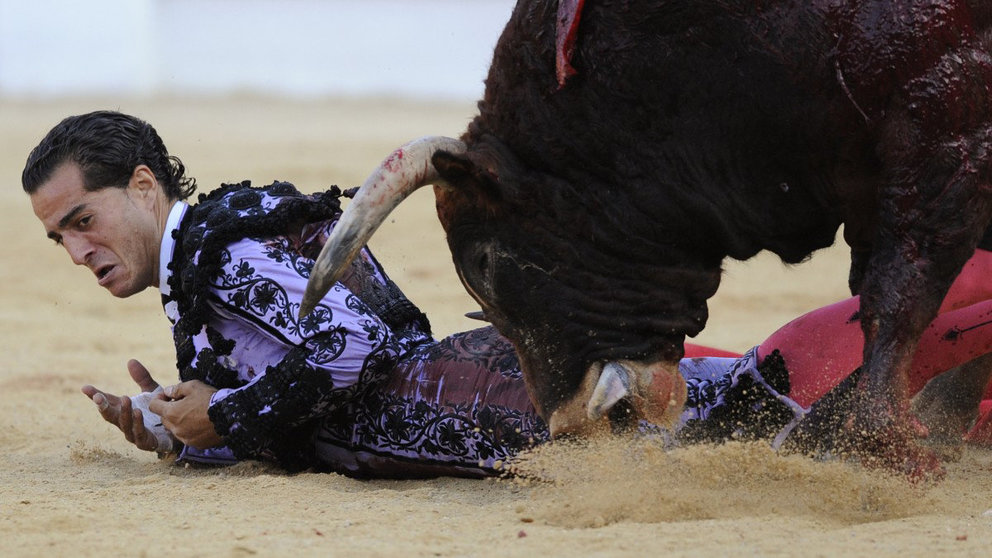 Imagen de una cogida sufrida por el torero Iván Fandiño en una de sus lidias en la plaza de toros de Gijón EFE