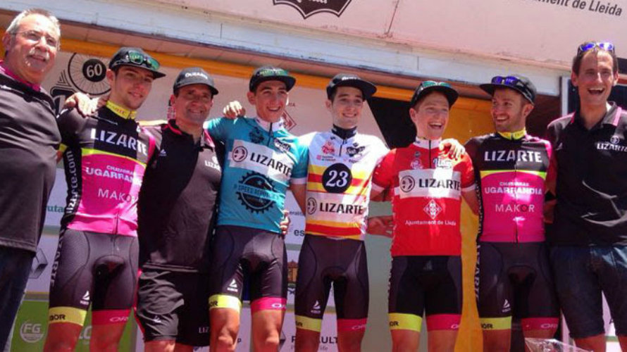 Podium ciclista con victoria del equipo Lizarte.