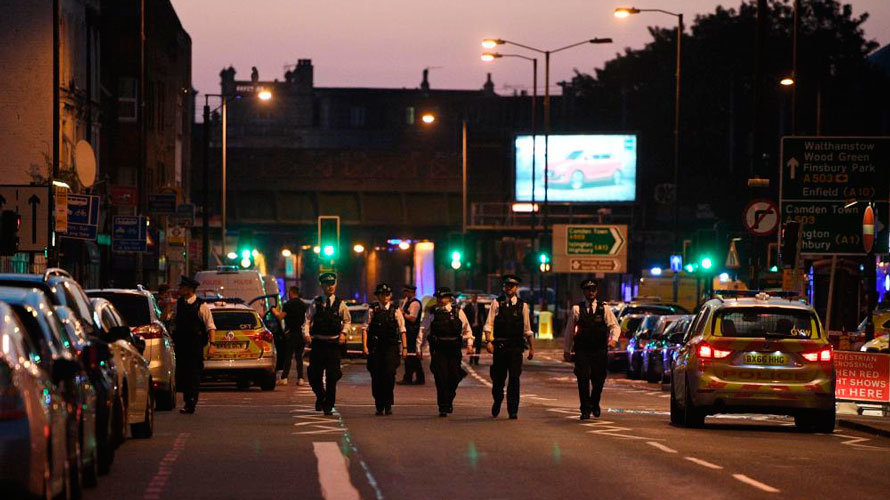 La Policía de Londres trabaja en el lugar del atropello múltiple junto a una mezquita. EFE