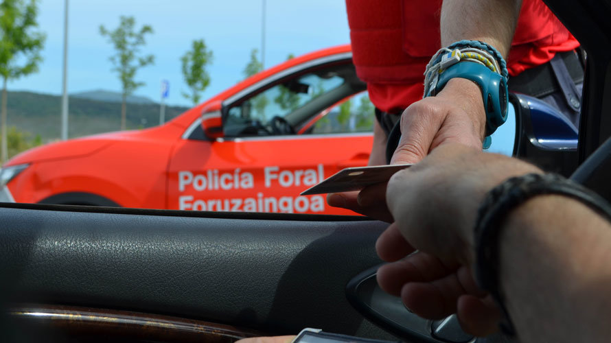 Una persona enseña su documentación a la Policía Foral. POLICÍA FORAL. (2)