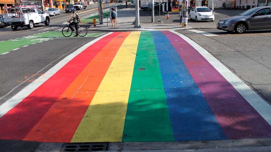 Un paso de cebra con la bandera del Orgullo Gay. ARCHIVO