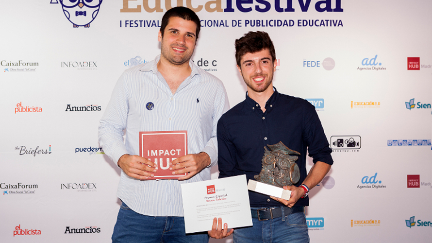 El joven estudiante pamplonés Martín Besné, con la estatuilla de su Premio Joven Talento Individual