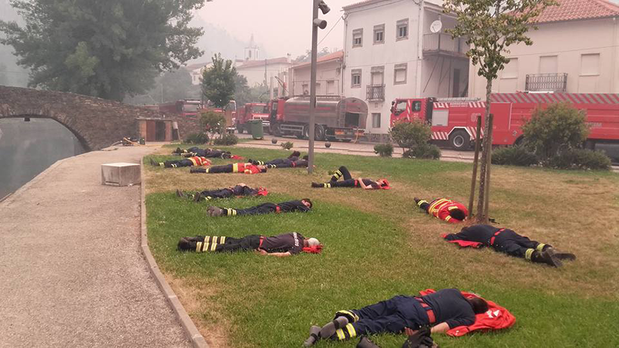 Los bomberos portugueses descansan después de una larga noche trabajando en la extinción de incendios.png