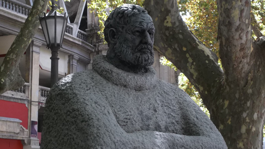 Monumento a Ernest Hemingway delante de la Plaza de Toros de Pamplona
