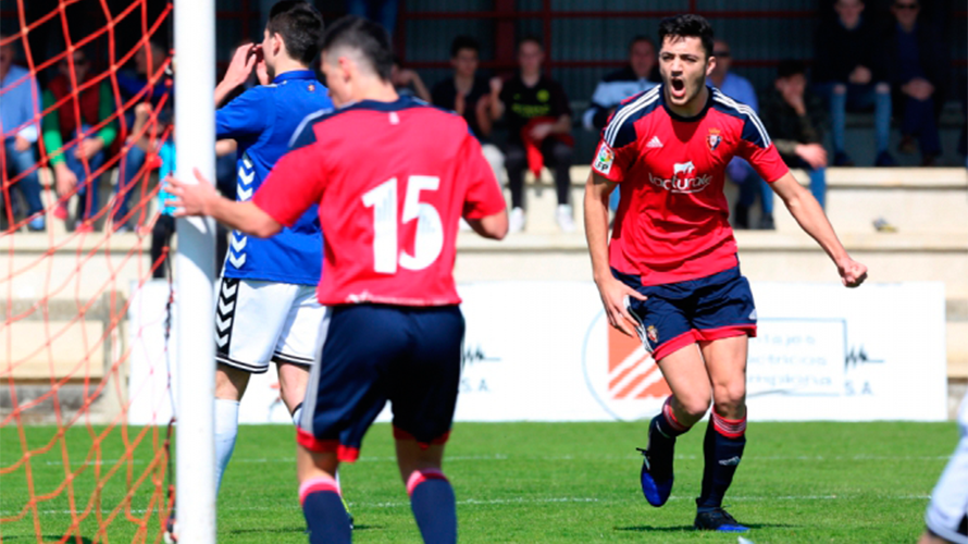 El delantero José Echeverría celebra un gol en un partido contra el juvenil del Athletic de Bilbao