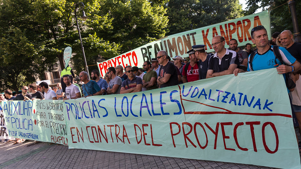 Policías locales y forales de Navarra realizan un 'show real' frente al Parlamento para mostrar el rechazo a la Ley de Policías de Navarra (03). IÑIGO ALZUGARAY