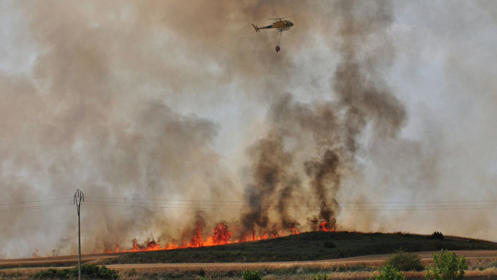 Un helicóptero de bomberos sobrevuela el incendio declarado en Galar