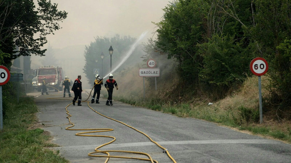Los bomberos luchan contra el incendio a las puertas de Gazólaz, cuyos vecinos han tenido que ser desalojados. MIGUEL OSÉS.