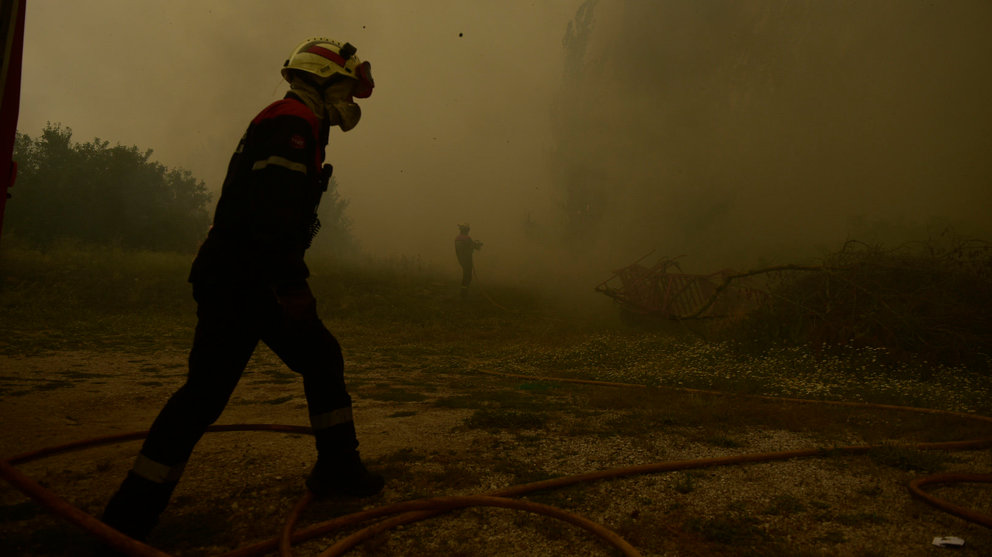 Los bomberos trabajan sobre el terreno para extinguir el incendio destado en Arazuri, que ha obligado a desalojar Gazólaz. PABLO LASAOSA (2)