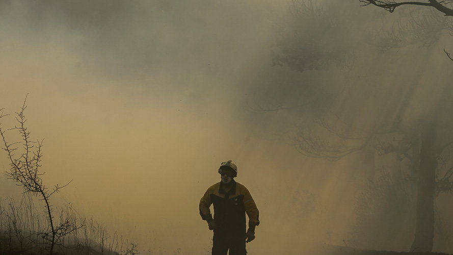 Los bomberos combaten las llamas del incendio de Arazuri, que ha obligado a desalojar a los vecinos de Gazólaz. PABLO LASAOSA (17)