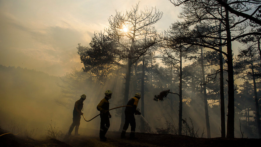 Los bomberos combaten las llamas del incendio de Arazuri, que ha obligado a desalojar a los vecinos de Gazólaz. PABLO LASAOSA (20)