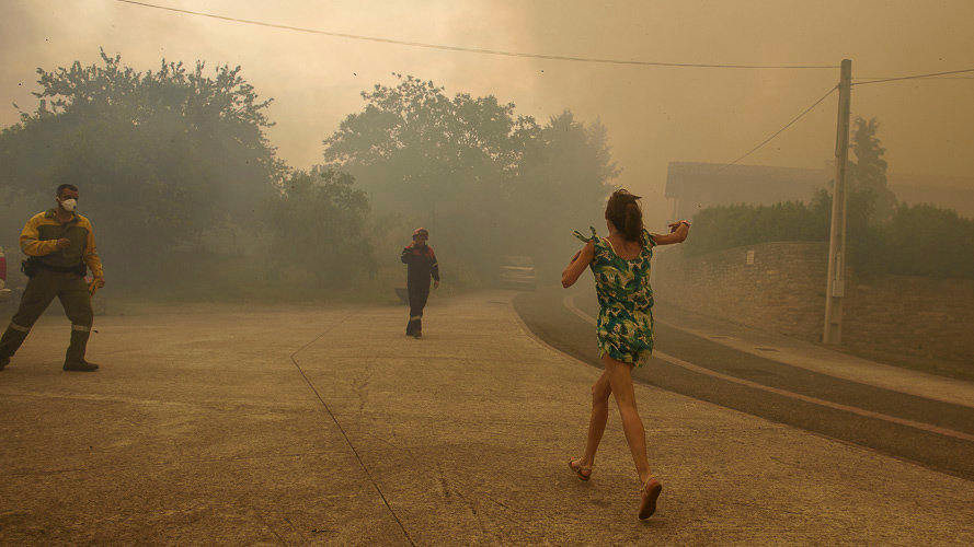Los vecinos de Gazólaz han sido desalojados por el humo procedente del fuego de la vecina Arazuri. PABLO LASAOSA (1)