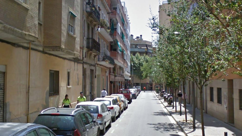 Calle Béjar, en Barcelona, donde se ha encontrado un coche con un cadáver oculto en su maletero ARCHIVO