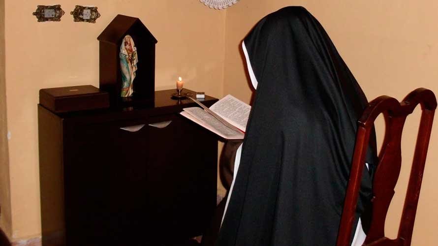 Una religiosa orando en una imagen de archivo. ARCHIVO