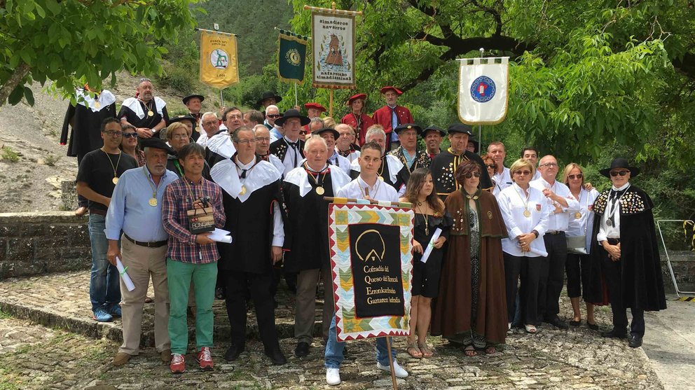 Nombramiento de los nuevos miembros de honor de la Cofradía del Queso de Rocal en su XIII capítulo celebrado en Garde. CEDIDA