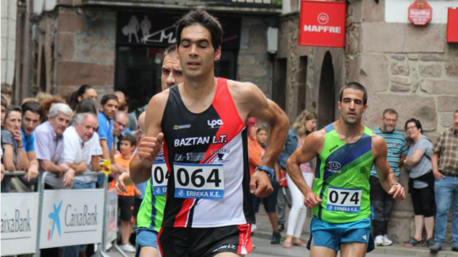Alberto Barberena alcanza la meta en Santesteban.