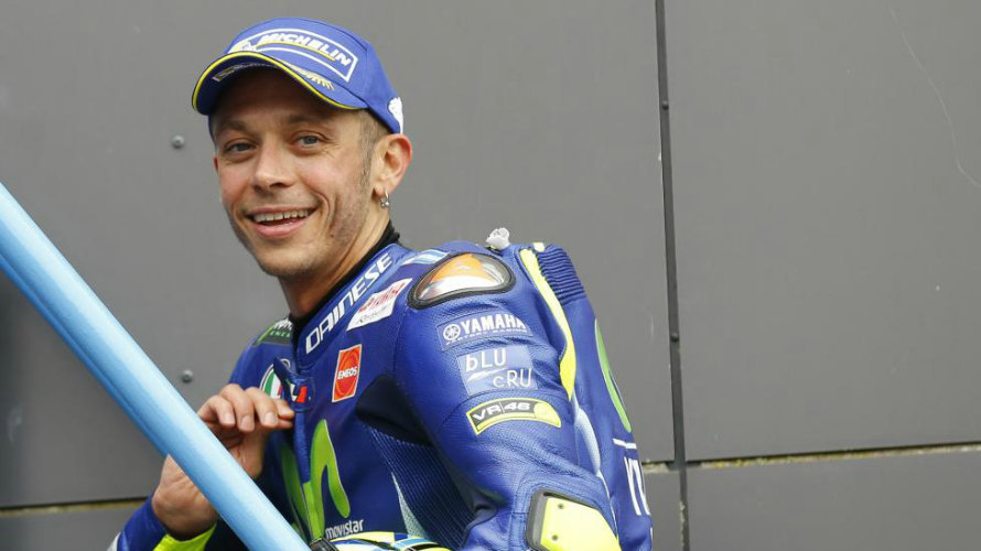Rossi sonrie tras su victoria en Holanda. Moto GP.
