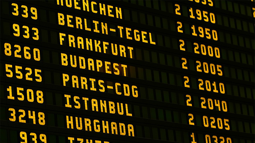 Un panel muestra los distintos destinos de los vuelos en un aeropuerto