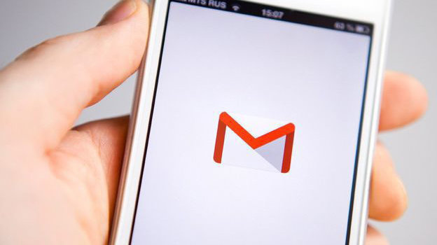 Una persona accede a su correo de Gmail a través de su teléfono móvil