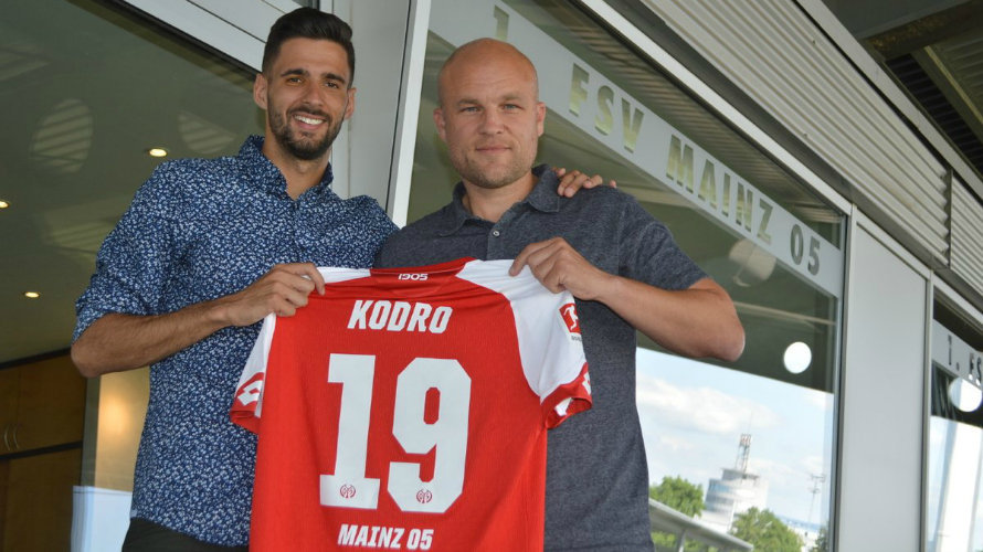 Kodro sujeta la camiseta del Mainz alemán. Twitter.