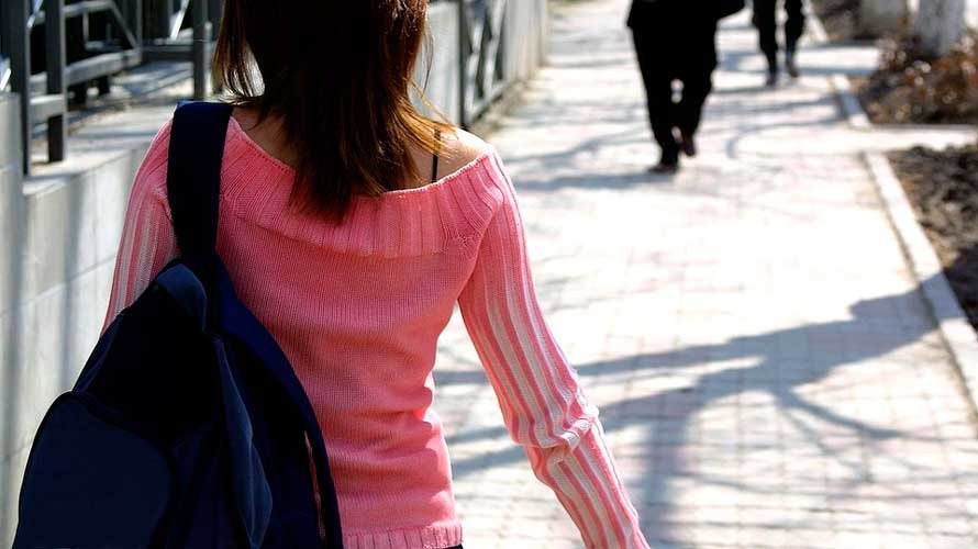 Una adolescente camina por la calle. ARCHIVO