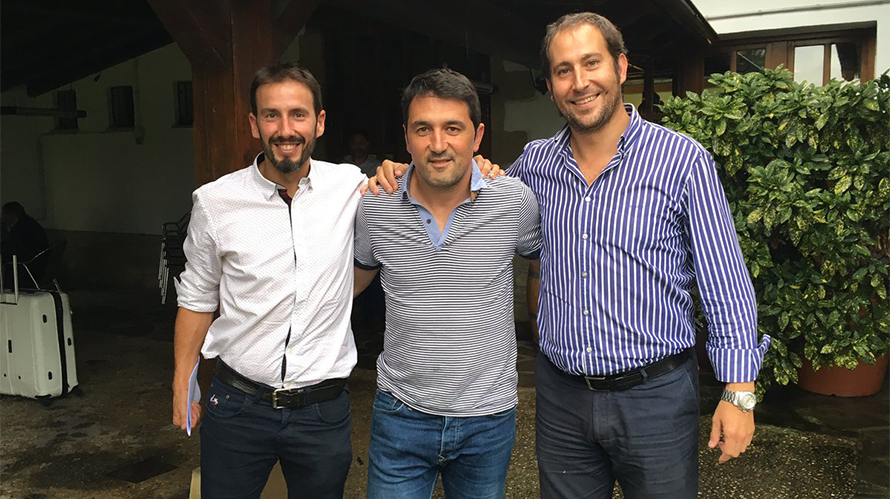 El direector deportivo de Osasuna, Braulio Vázquez, junto a los periodistas que le han entrevistado