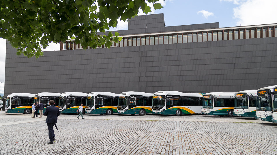 El presidente de la MCP, Aritz Ayesa, presenta doce nuevos autobuses híbridos para el transporte urbano comarcal (10). IÑIGO ALZUGARAY