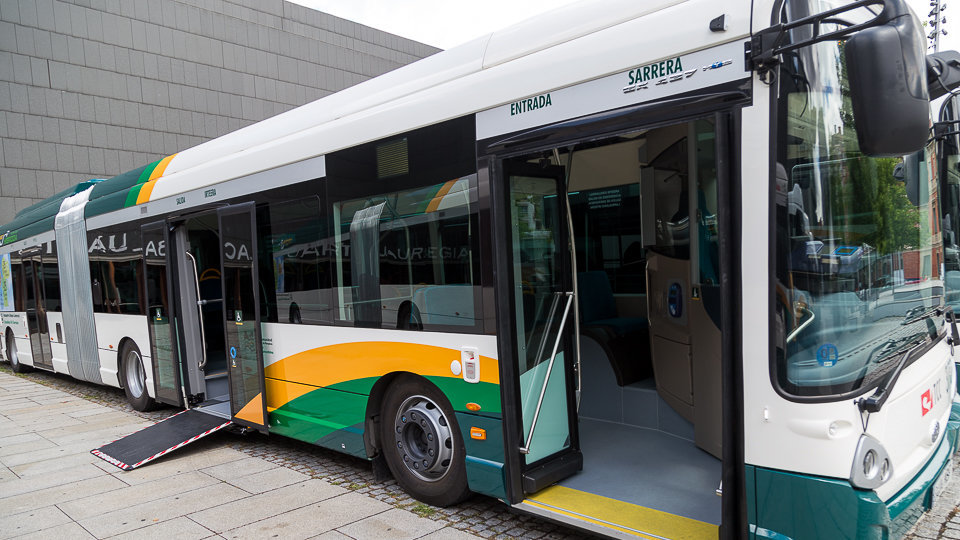 El presidente de la MCP, Aritz Ayesa, presenta doce nuevos autobuses híbridos para el transporte urbano comarcal (25). IÑIGO ALZUGARAY