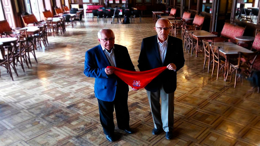 Joaquín Ansorena y Joaquín Molinero presentan el pañuelo de Sanfermín y el Baile de la Alpargata