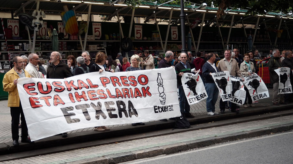 Concentración en el Paseo Sarasate de Pamplona para exigir el acercamiento de los presos etarras a las cárceles de Navarra y el País Vasco. MIGUEL OSÉS (1)