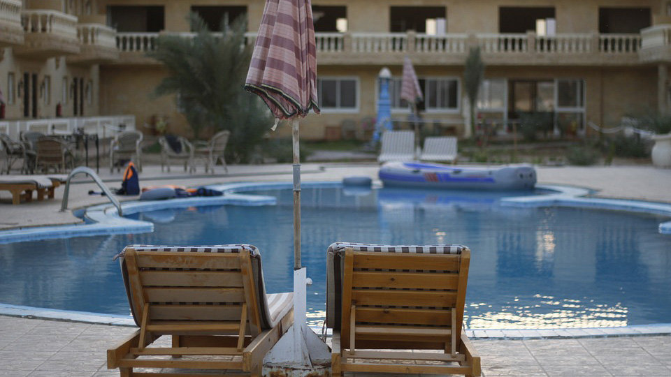 Una imagen de una piscina dentro de un hotel ARCHIVO