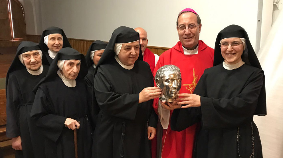 El Arzobispo de Pamplona Francisco Pérez recibe la reliquia de San Fermín venerada en el Monasterio de las Monjas Mínimas en Daimiel CEDIDA