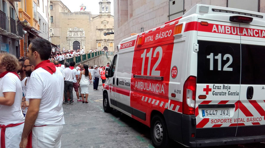 Una ambulancia de Cruz Roja aguarda en las inmediaciones de la plaza Consistorial de Pamplona tras el Chupinazo.jpg