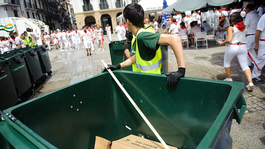 Servicios de limpieza en la Plaza del Castillo tras el Chupinazo de 2017 e. MIGUEL OSÉS_1