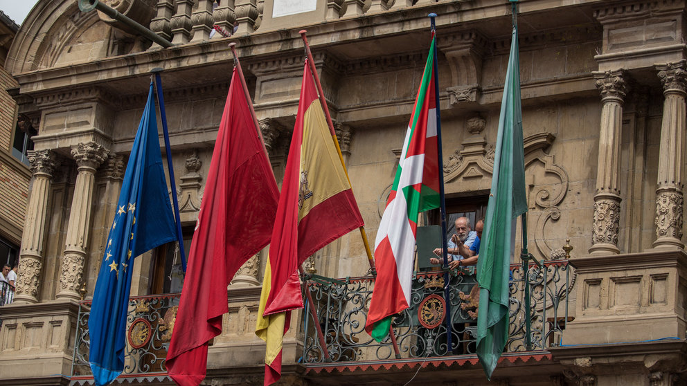 La ikurriña es colocada en la fachada del  Ayuntamiento antes del Chupinazo de las fiestas de San Fermin en Pamplona. MAITE H MATEO