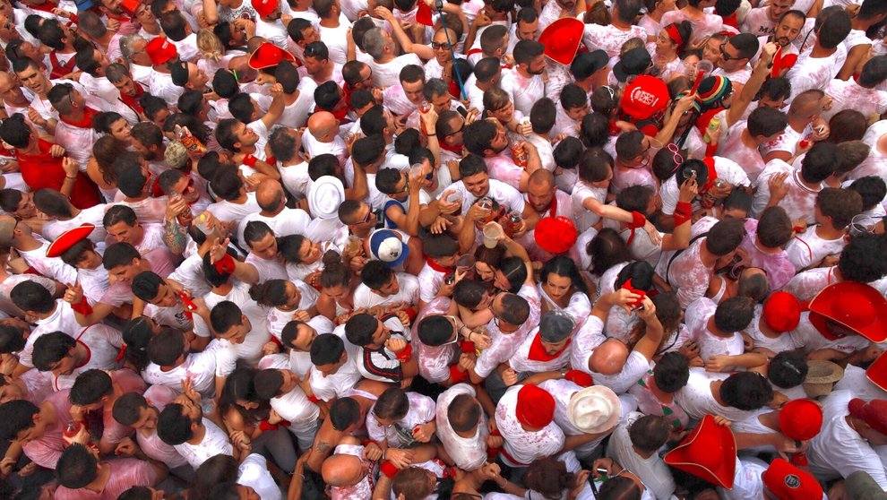 Miles de personas celebran el inicio de las fiestas de Sanfermines en el Chupinazo de 2017. MAITE H MATEO (5)