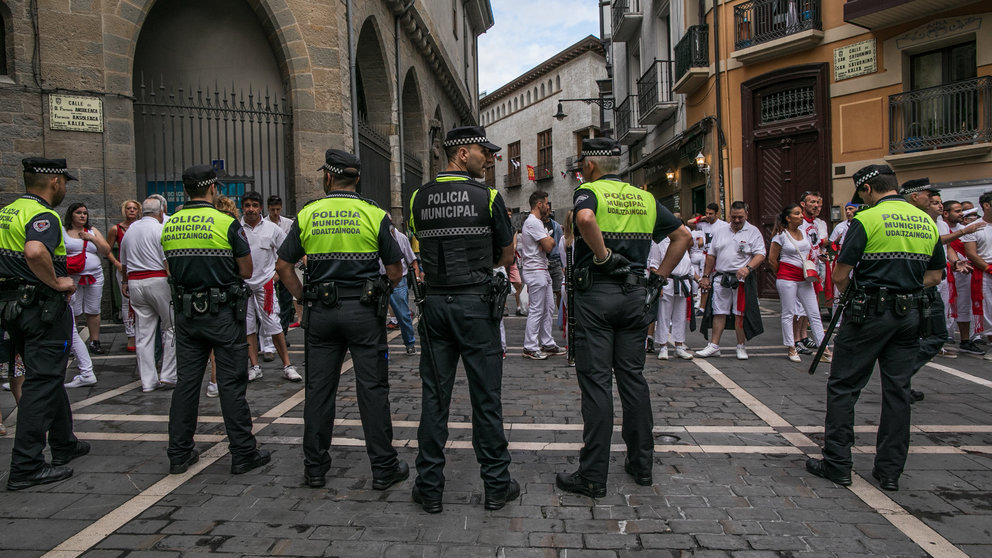 Policia Municipal controla los accesos a la plaza del Ayuntamiento en el dispositivo de seguridad Chupinazo en Sanfermines. MAITE H MATEO (1)