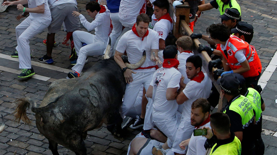 Primer encierro de San Fermín con toros de Cebada Gago en la Plaza del Ayuntamiento 07. REUTERS