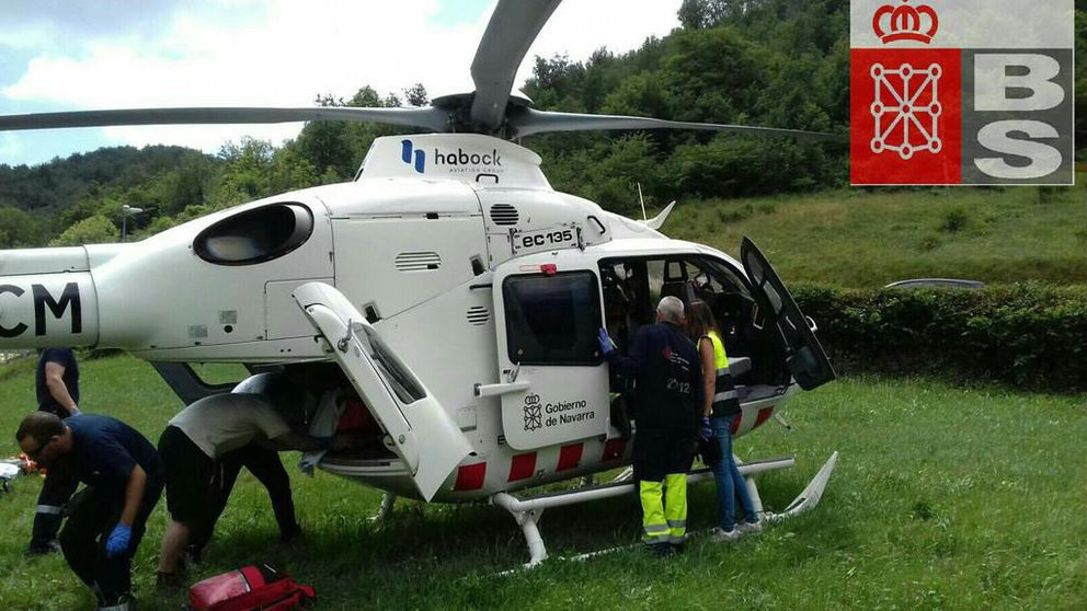 Un motorista trasladado en helicóptero tras sufrir un accidente en Aribe BOMBEROS DE NAVARRA 2