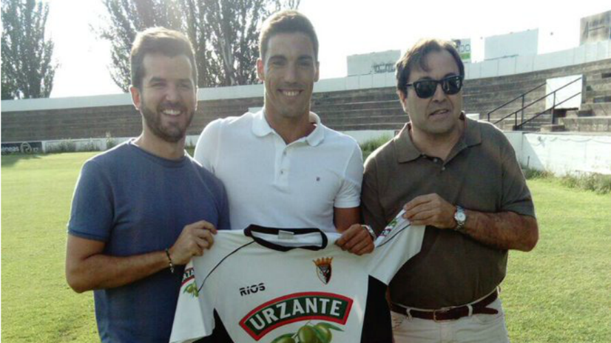 Álex Sánchez, en el centro, con la camiseta del Tudelano. Twitter.