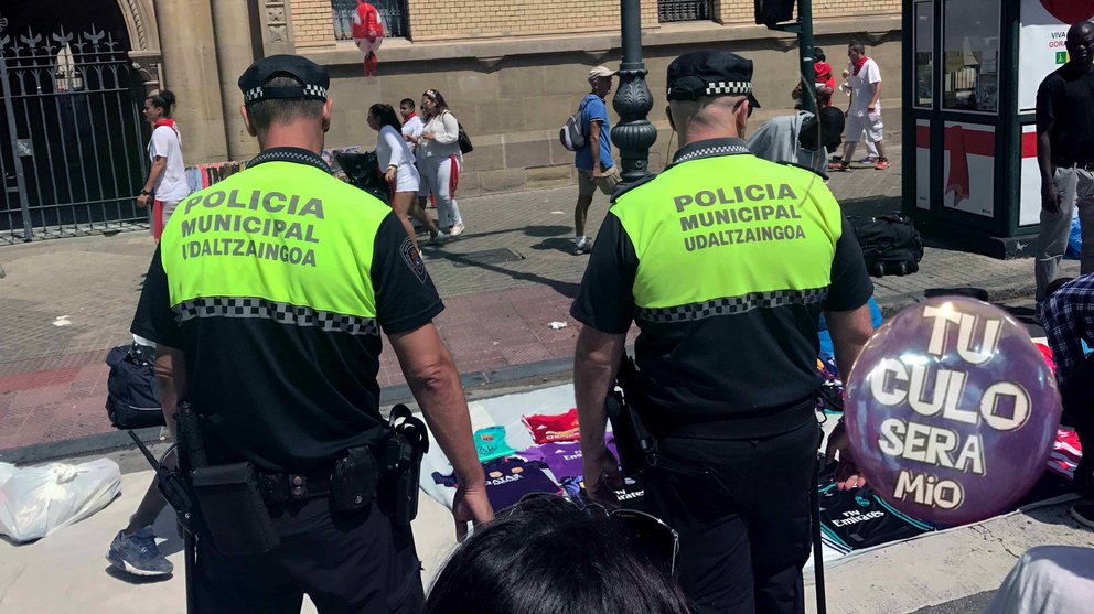 La Policía Municipal de Pamplona decomisó este miércoles 200 chapas con mensajes machistas, caso que ha sido enviado a la Fiscalía.