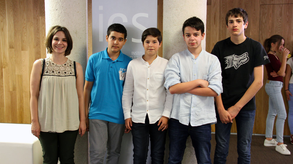 Alumnos del IES Ibaialde de Burlada ganadores de un concurso nacional de estadística para estudiantes.