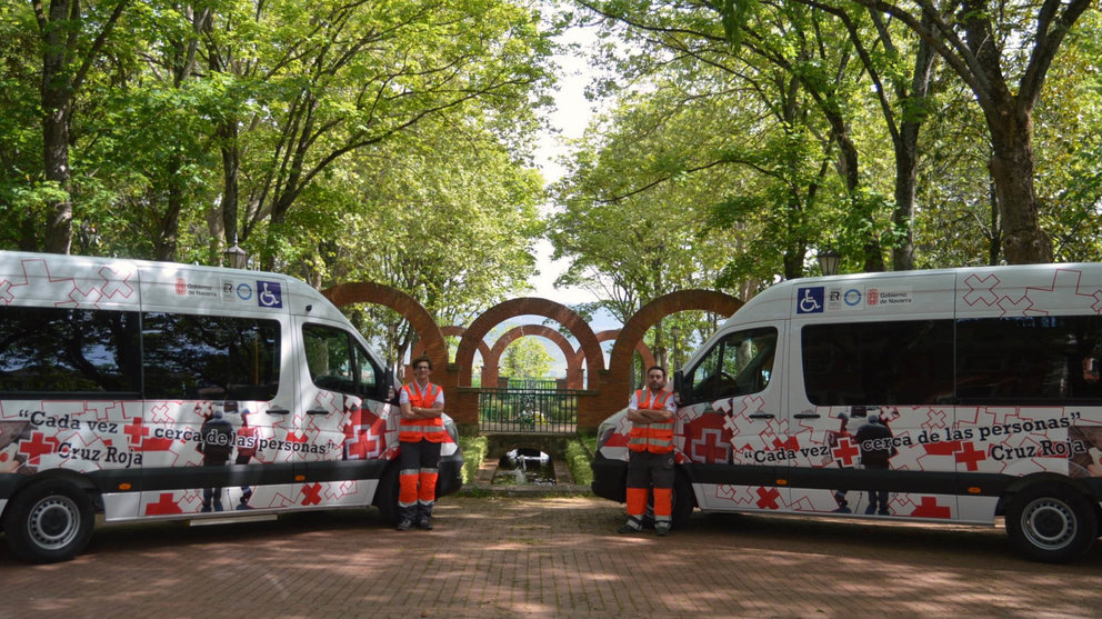 Dos de los nuevos vehículos para personas con movilidad reducida que se han incorporado al Servicio de Transporte Adaptado y Asistido que presta Cruz Roja en Navarra CEDIDA