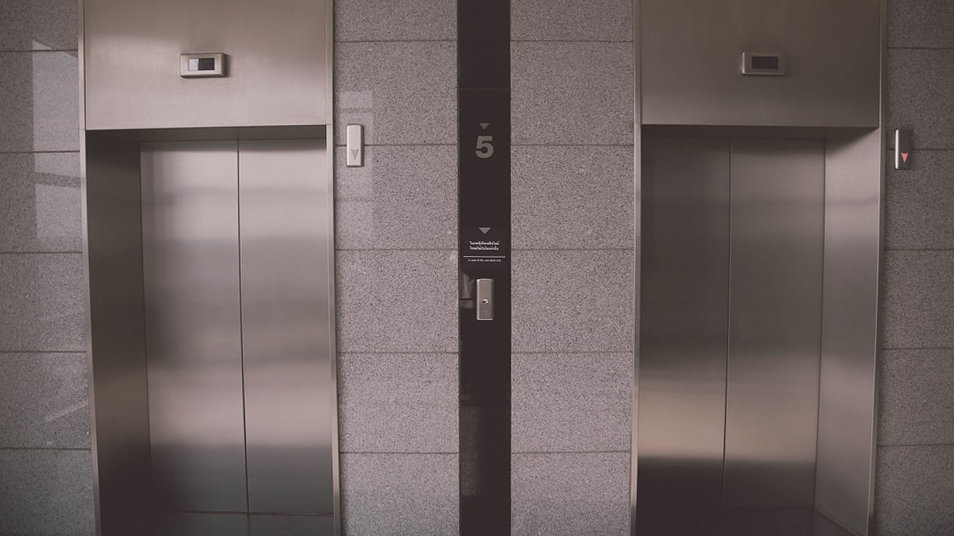 Imagen de las puertas de dos ascensores en un rellano de escaleras ARCHIVO